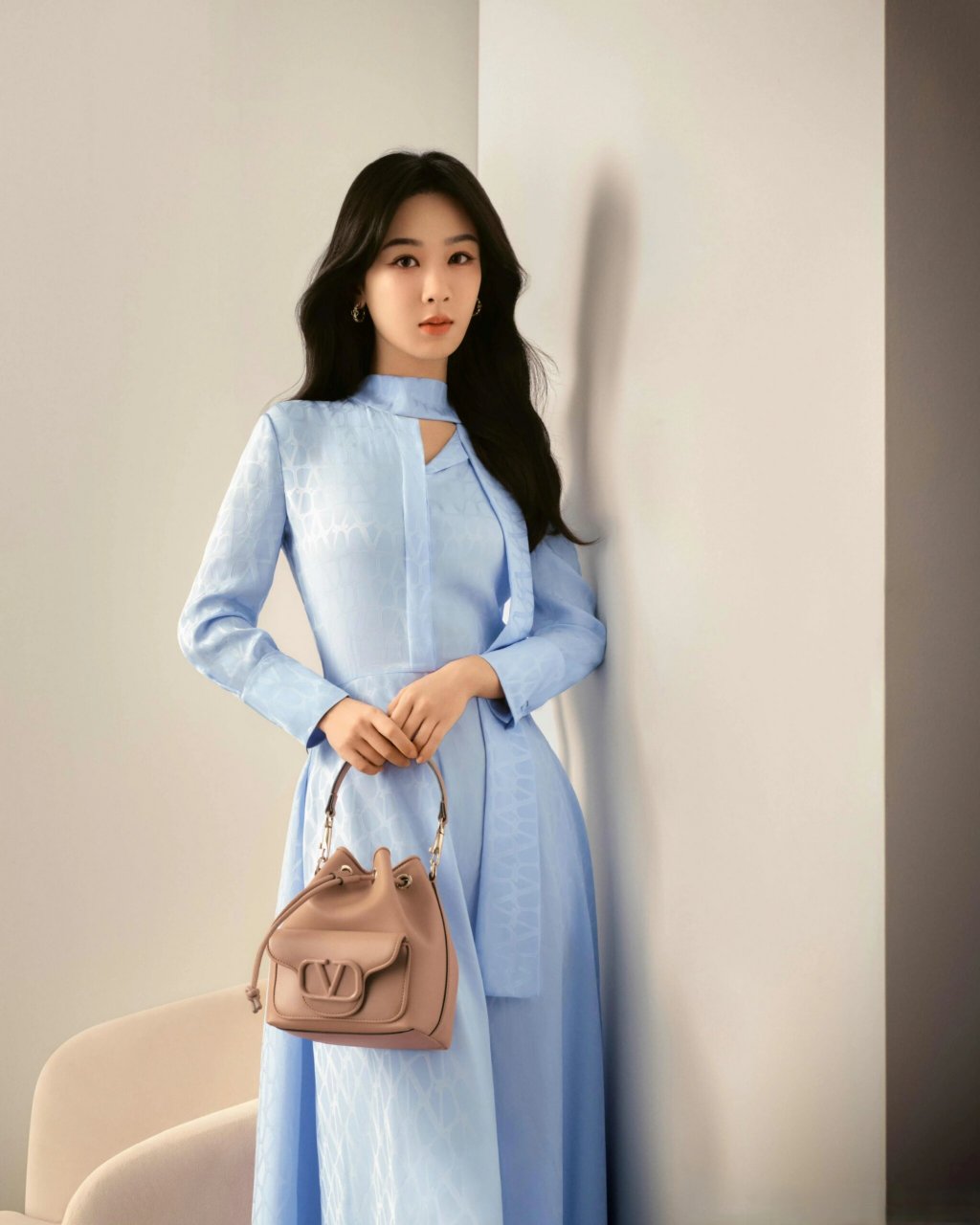 杨紫华伦天奴代言宣传照91温柔风的紫妹  第一次看到杨紫为华伦天奴