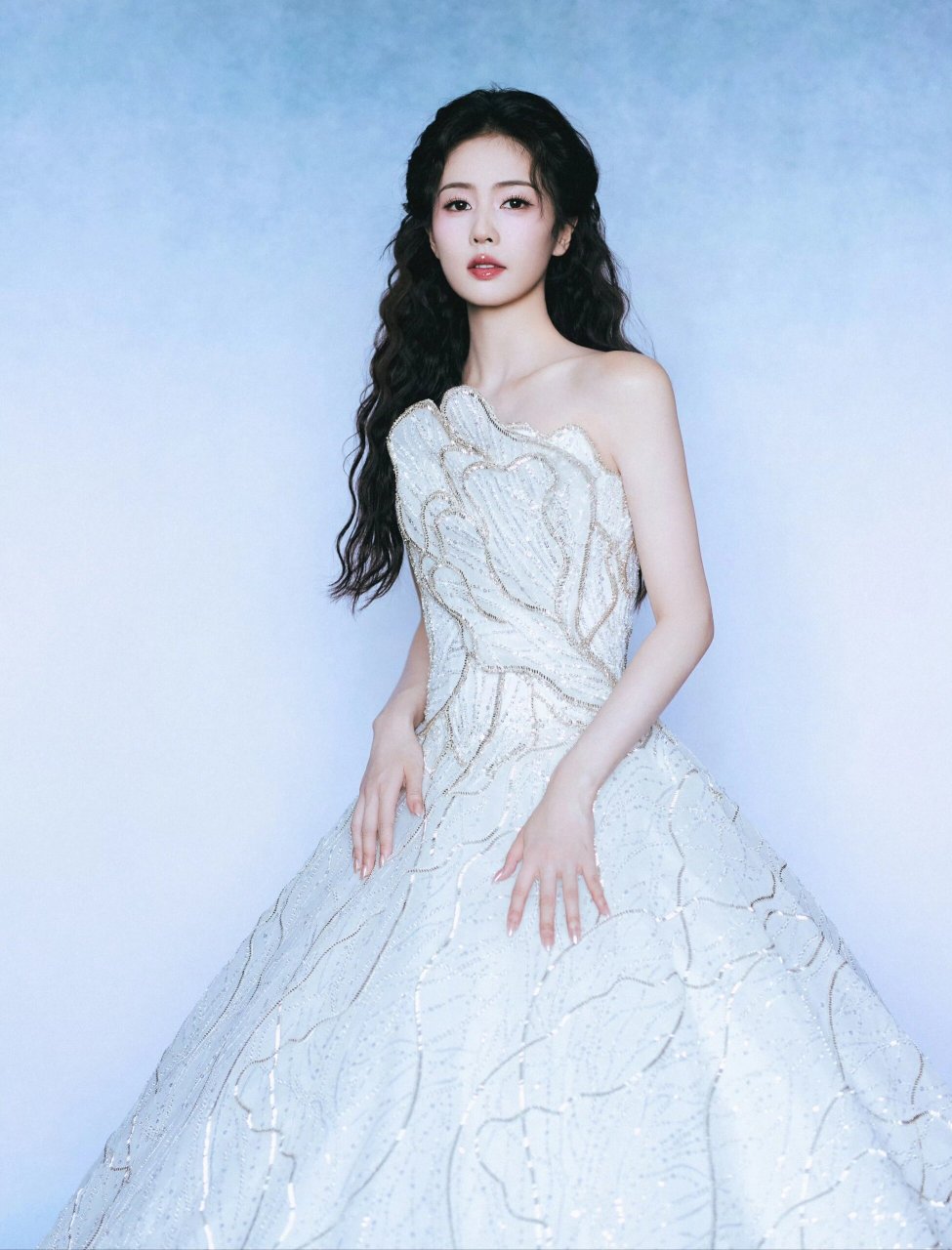 美神降临9499白鹿公主裙裙摆生花  白鹿身穿 tony ward 2024 春夏