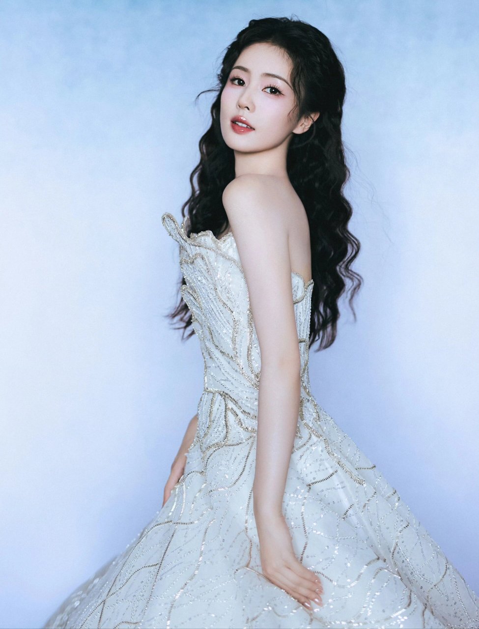 美神降临9499白鹿公主裙裙摆生花  白鹿身穿 tony ward 2024 春夏