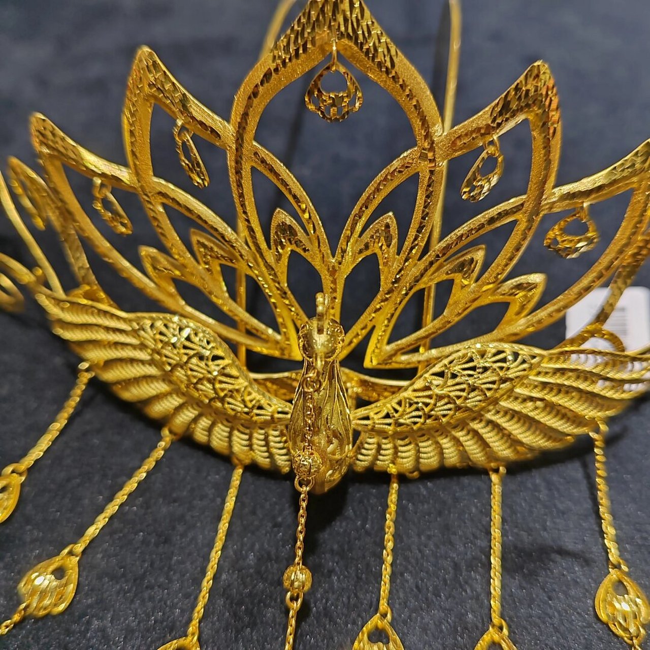 婚嫁黄金凤冠  7895这里的黄金,不只是按克计价,哪怕只是一两克