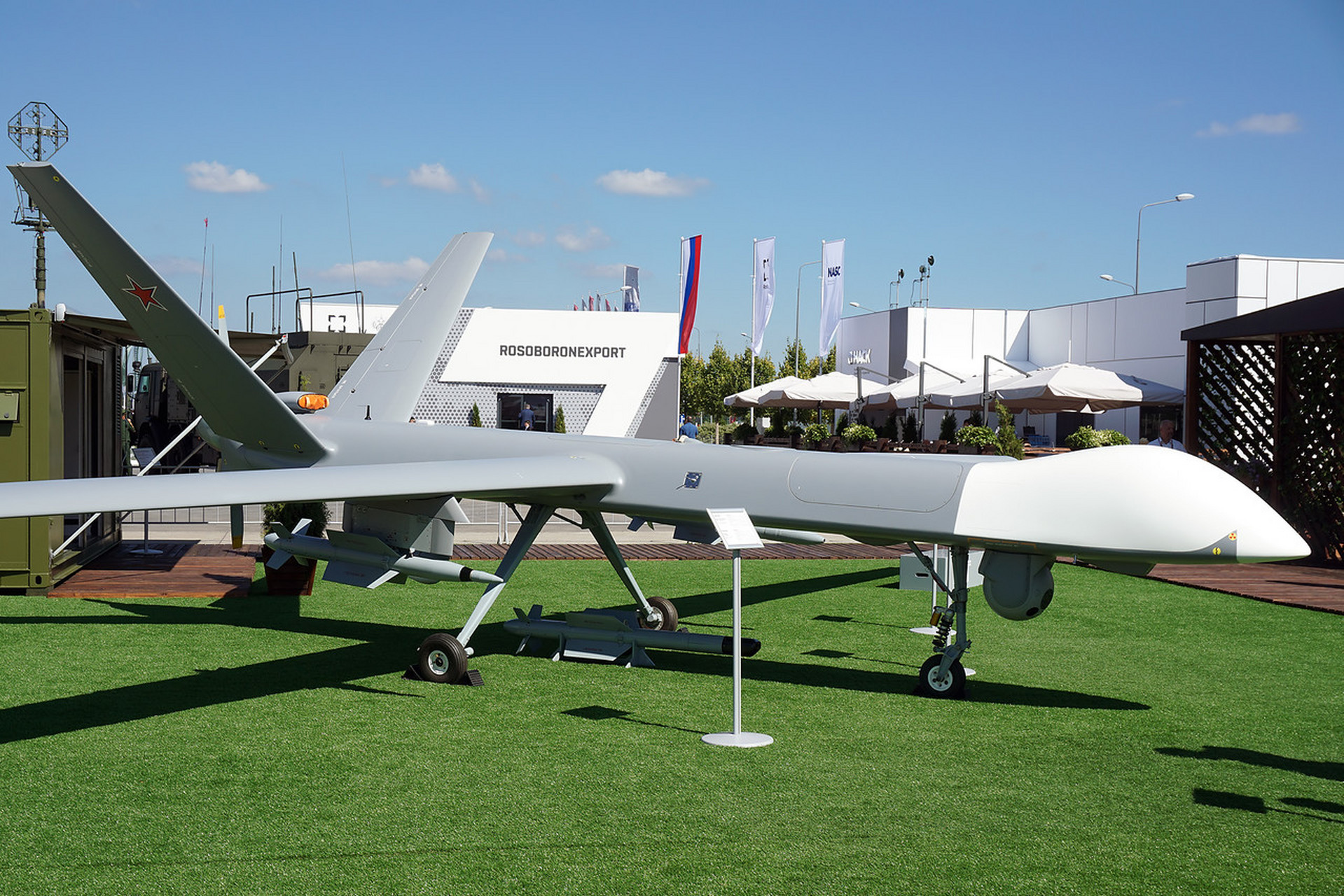 这是俄罗斯喀琅施塔得公司研制的"天狼星"无人攻击机(图1),"天狼星"无