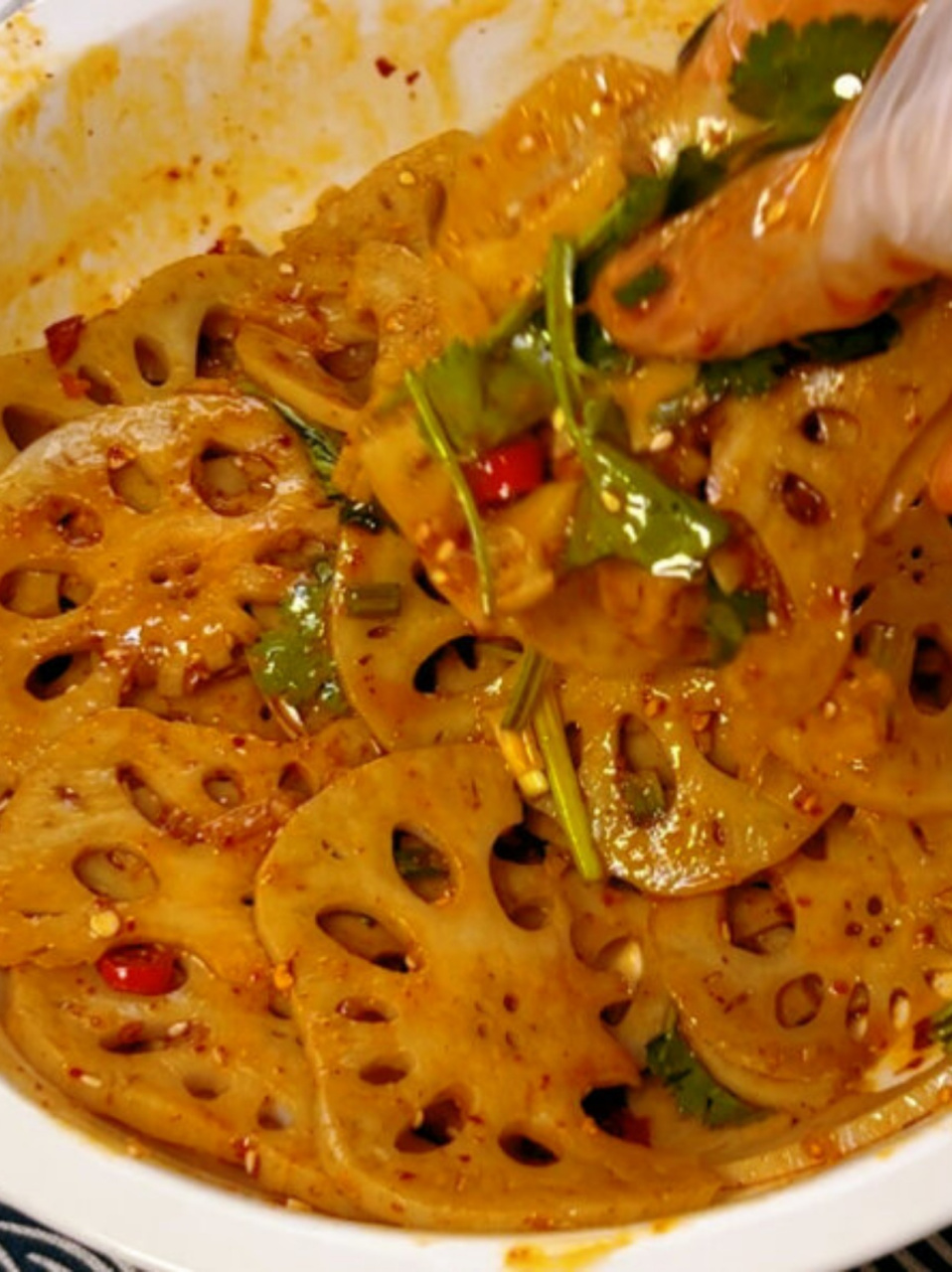 哈哈,今天的中饭就这样愉快地解决了,小米粥和麻辣藕片,简直是绝配!