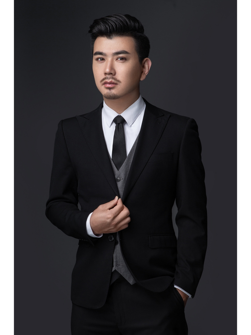 看过来|重庆商务肖像   在繁华的重庆,有一种肖像摄影,不仅仅是拍照