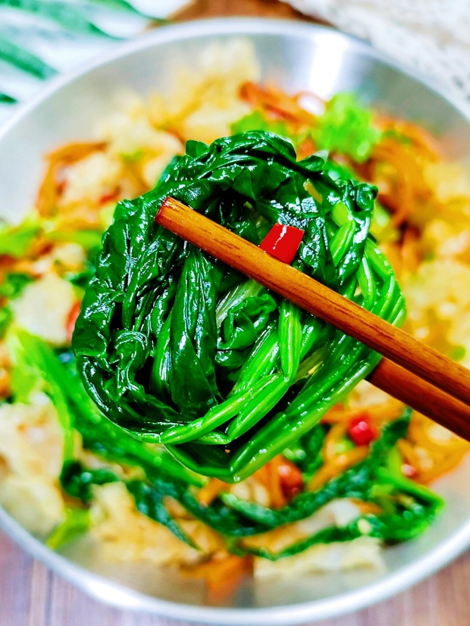 清爽解腻的银耳拌菠菜 银耳不仅适合煲汤煮粥,凉拌也是极好的,今天我