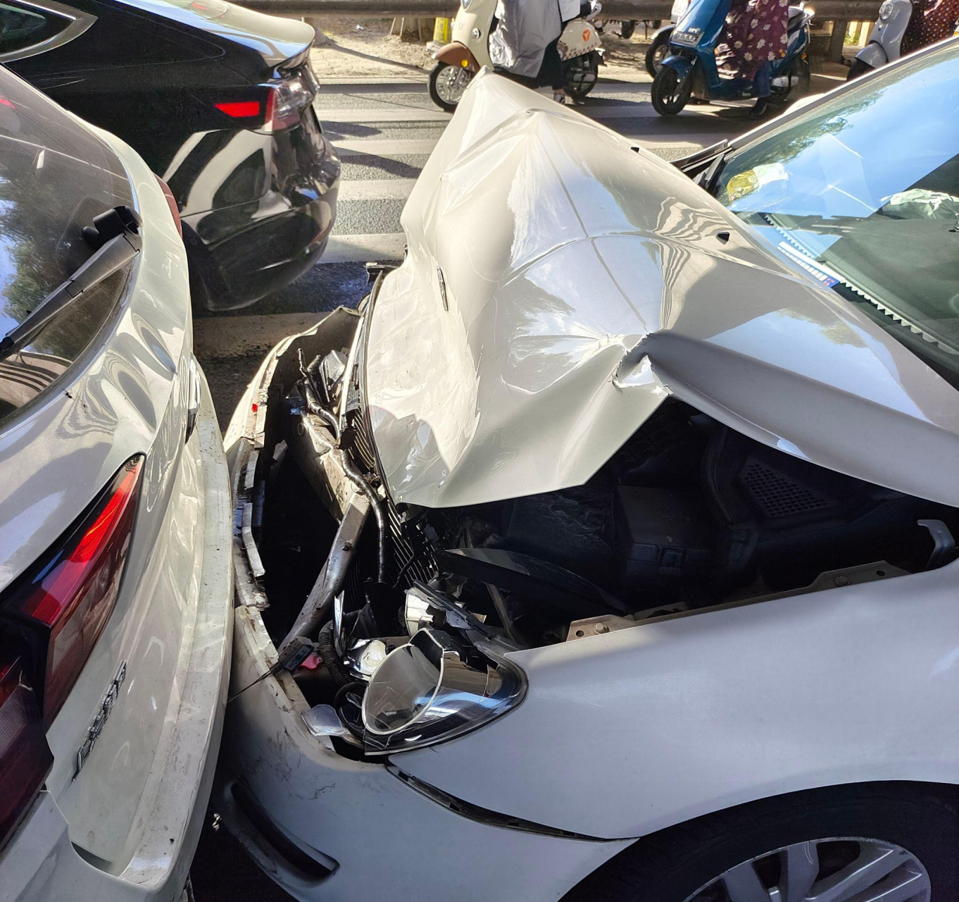 现身说法,去年追尾别人,我买的二手荣威350,撞成了下图这样,双气囊