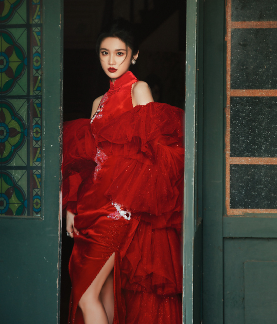 穿红色旗袍的张慧雯,好像无法完全展现旗袍的韵味.