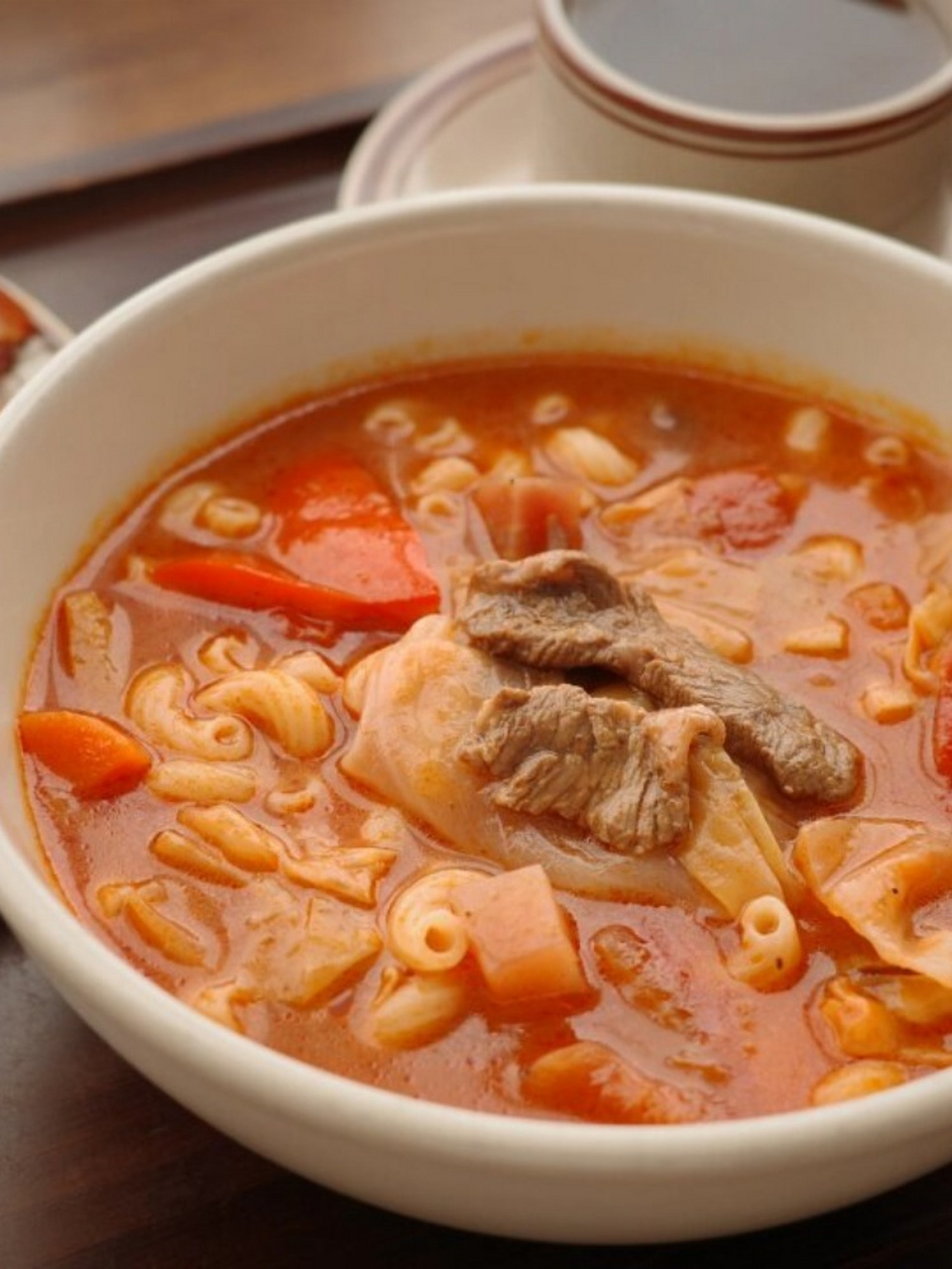 罗宋汤通心粉  今天给自己来一碗热气腾腾的罗宋汤通心粉,满满的都是