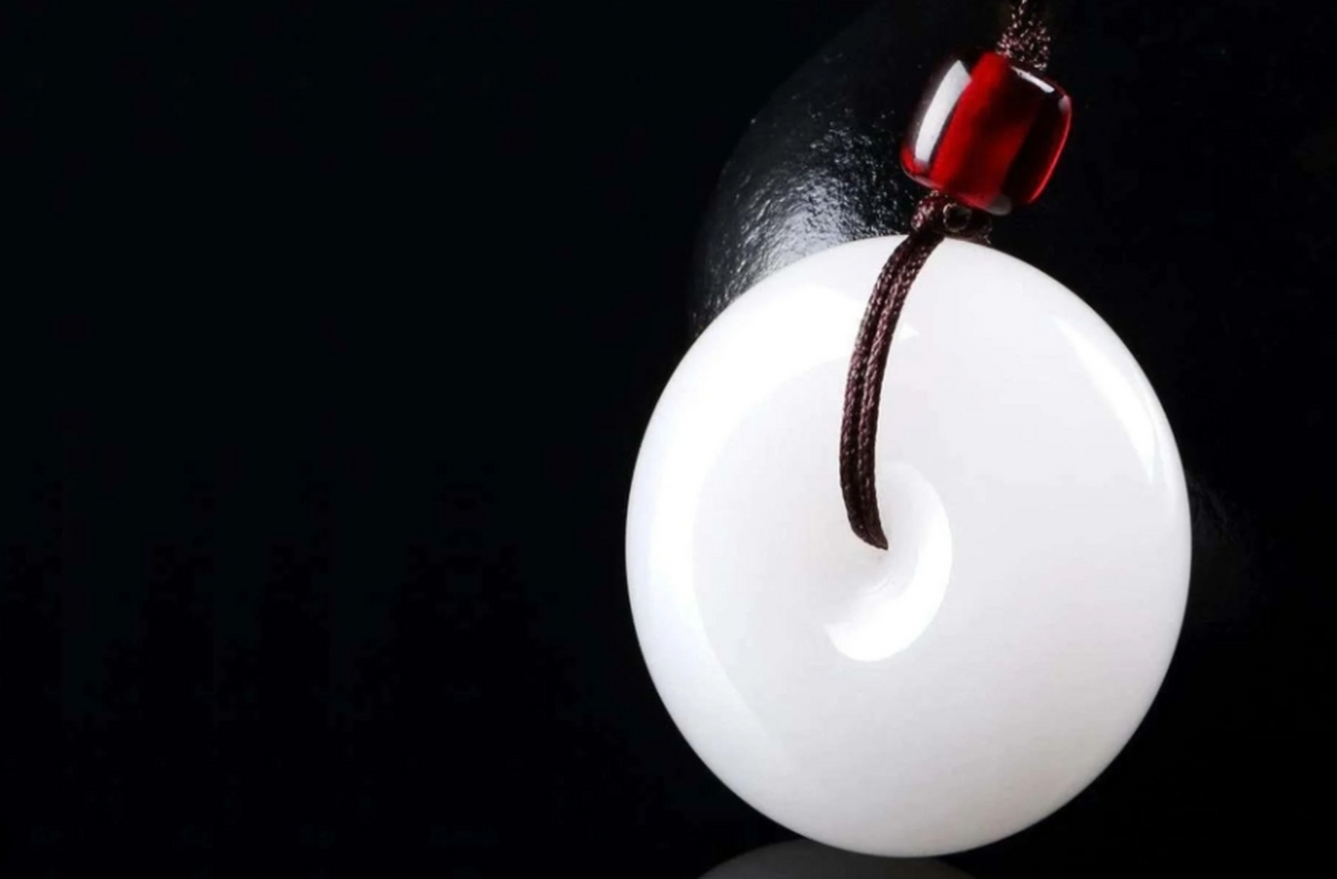 年味记忆# 瓷底翡翠指的是具有极高纯净度和细腻质地的翡翠,其底色