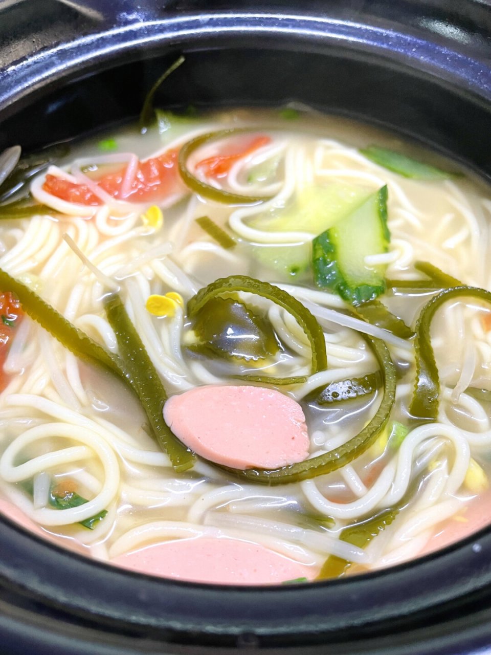 三鲜砂锅面条,给家里没胃口的煮一锅  92 这是三鲜砂锅米线儿的做法