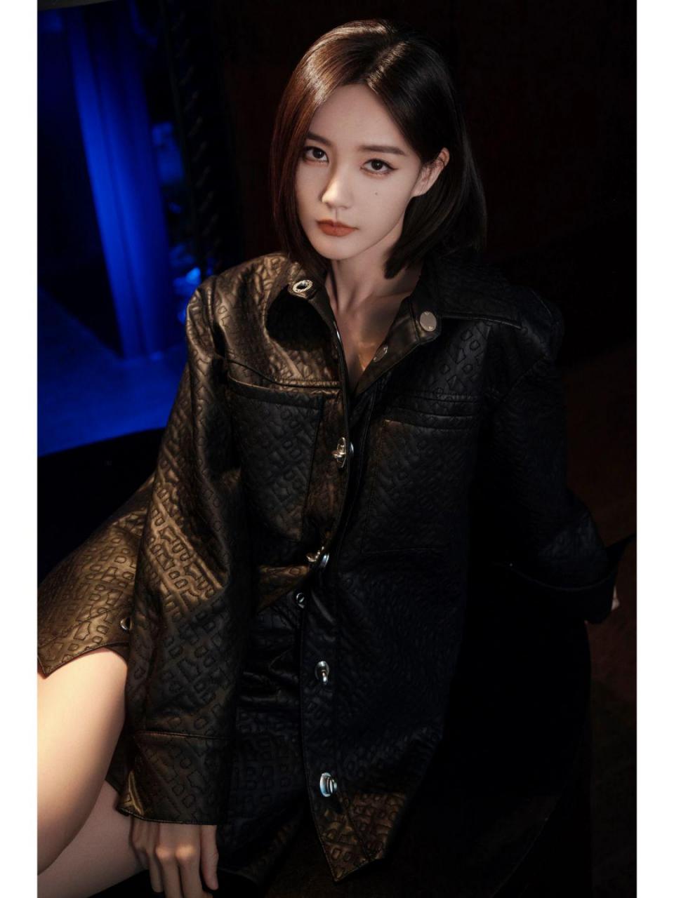 李一桐黑色皮衣造型惊艳,妩媚眼神尽显女性魅力  偶然间看到李一桐的