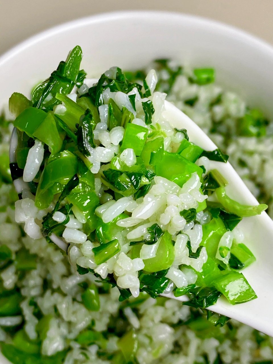 今天我要分享的是一道清爽美味的菜心青椒炒饭,真的超级好吃!