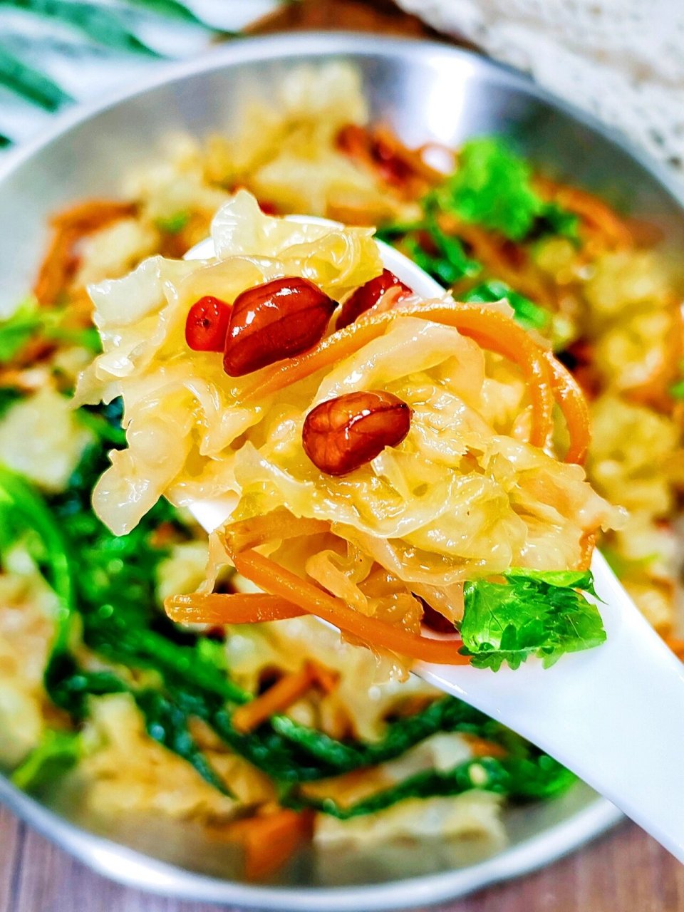 清爽解腻的银耳拌菠菜 银耳不仅适合煲汤煮粥,凉拌也是极好的,今天我