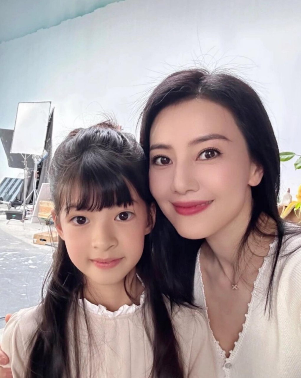 rhea完美继承父母优点,活泼可爱.高圆圆与女儿互动温柔,享受假期.