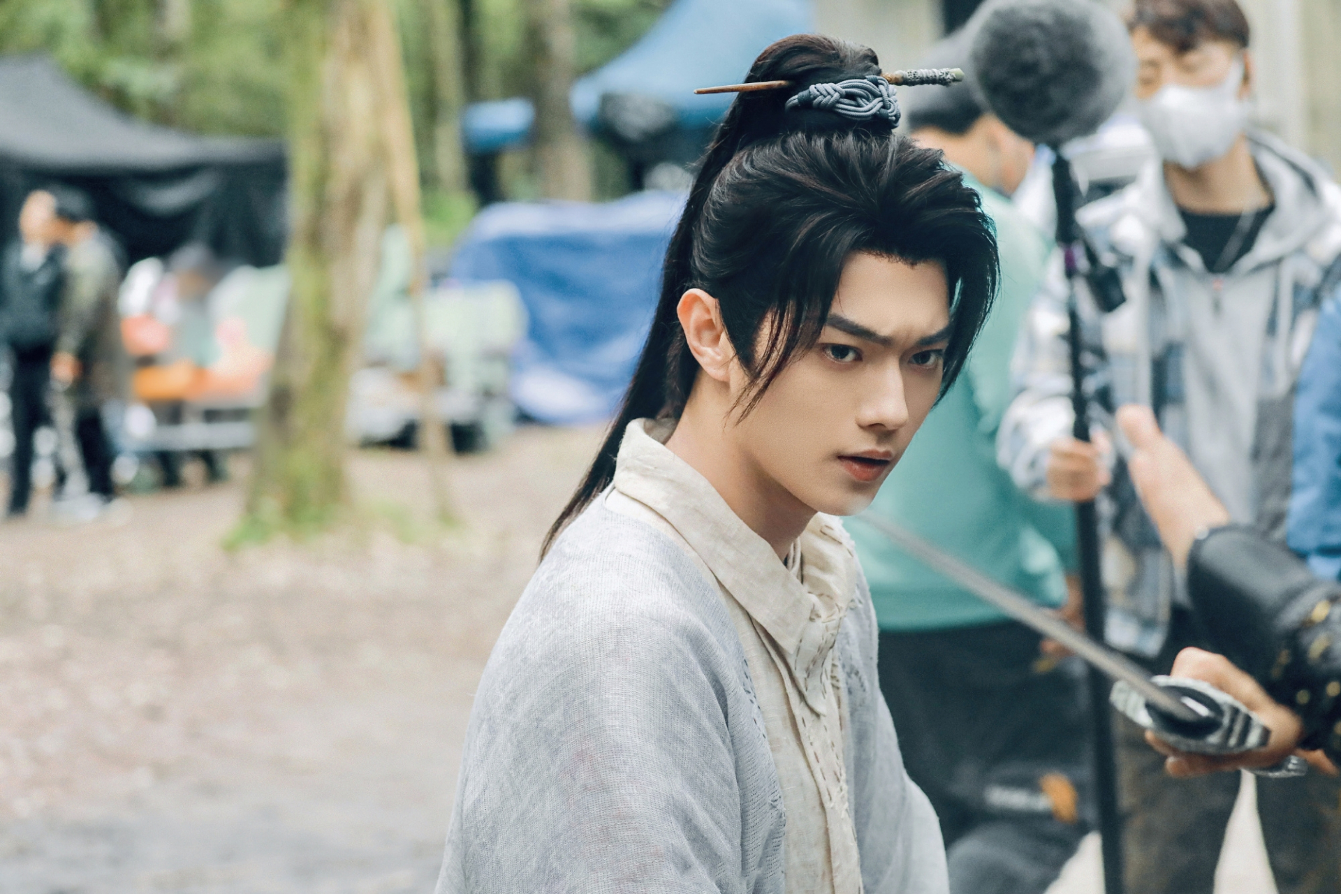 许凯和王一博因被恶意造谣患有艾滋病而报警,以法律武器对抗网络上的