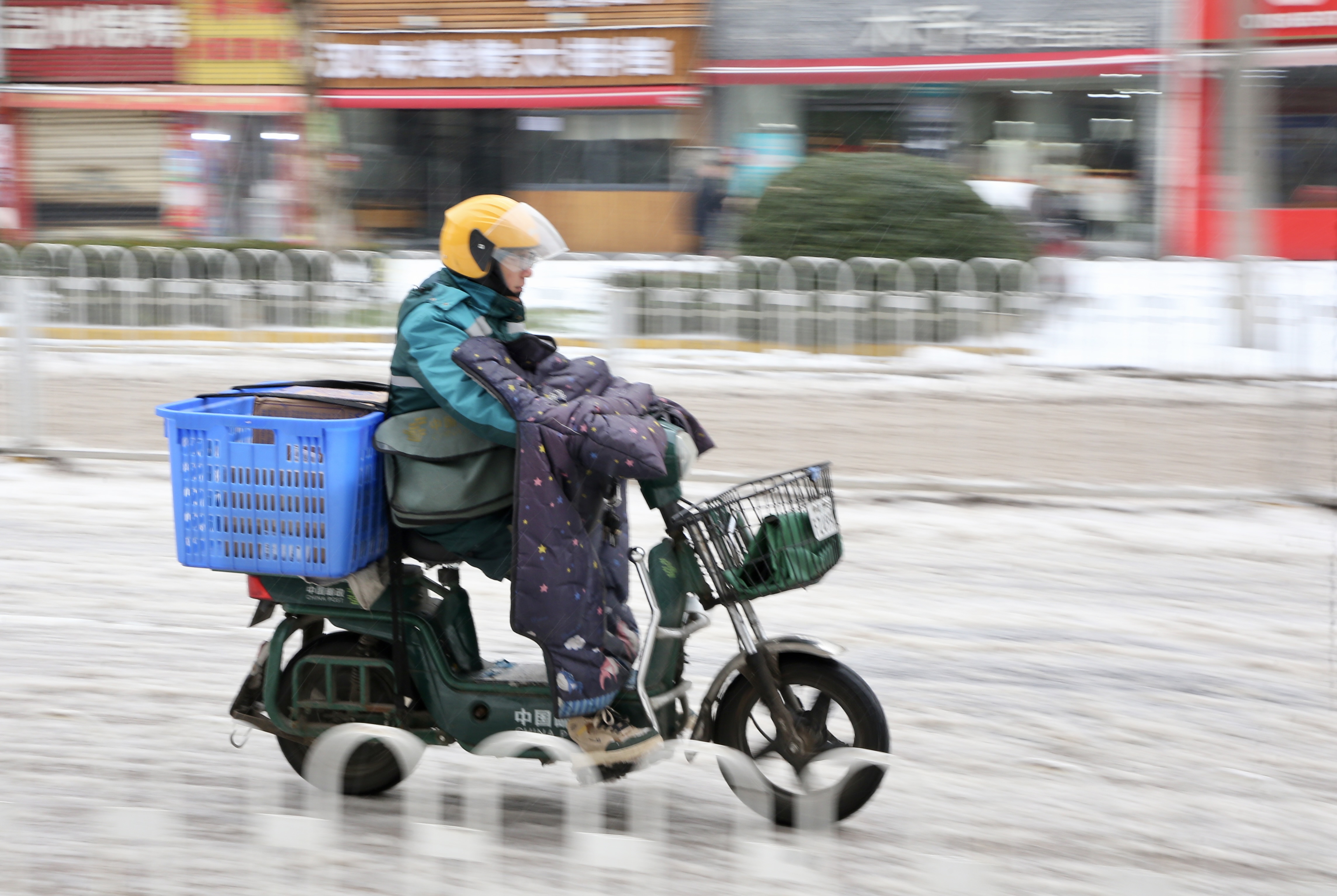 风雪中的快递小哥图片图片