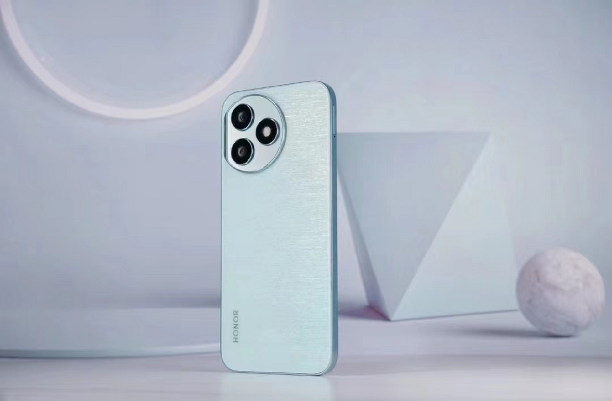 采用lcd屏,支持1080p分辨率和120hz高刷,后置1亿像素主摄,内置6000mah