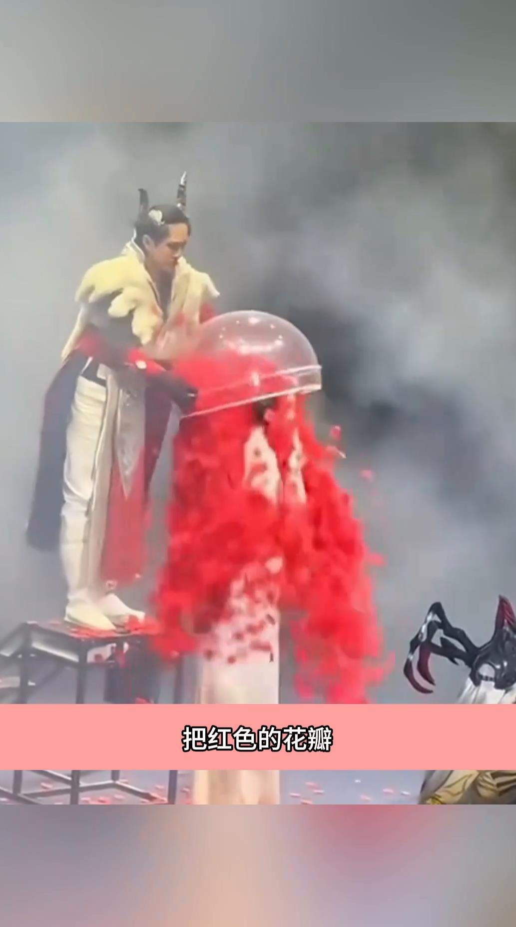 美女变魔术竟然直接变了一个样