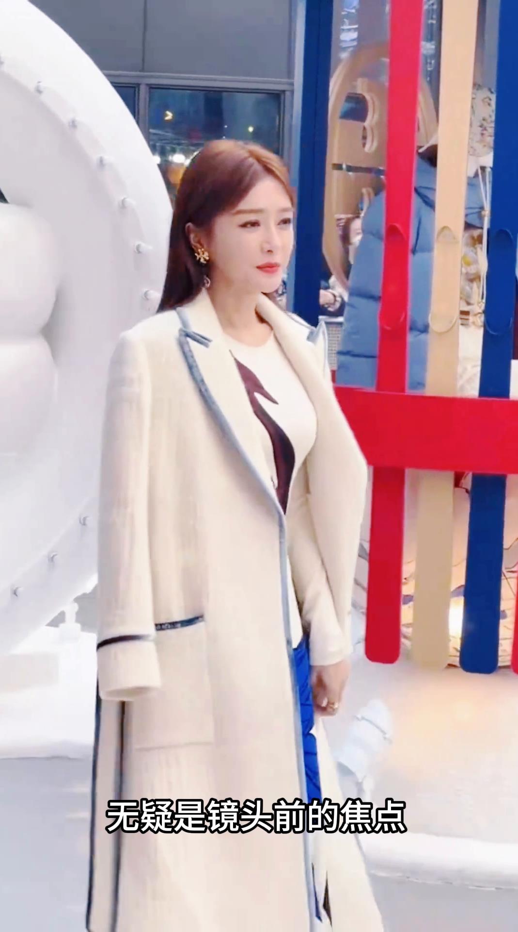 高贵优雅的秦岚简约米色大衣诠释不凡品味