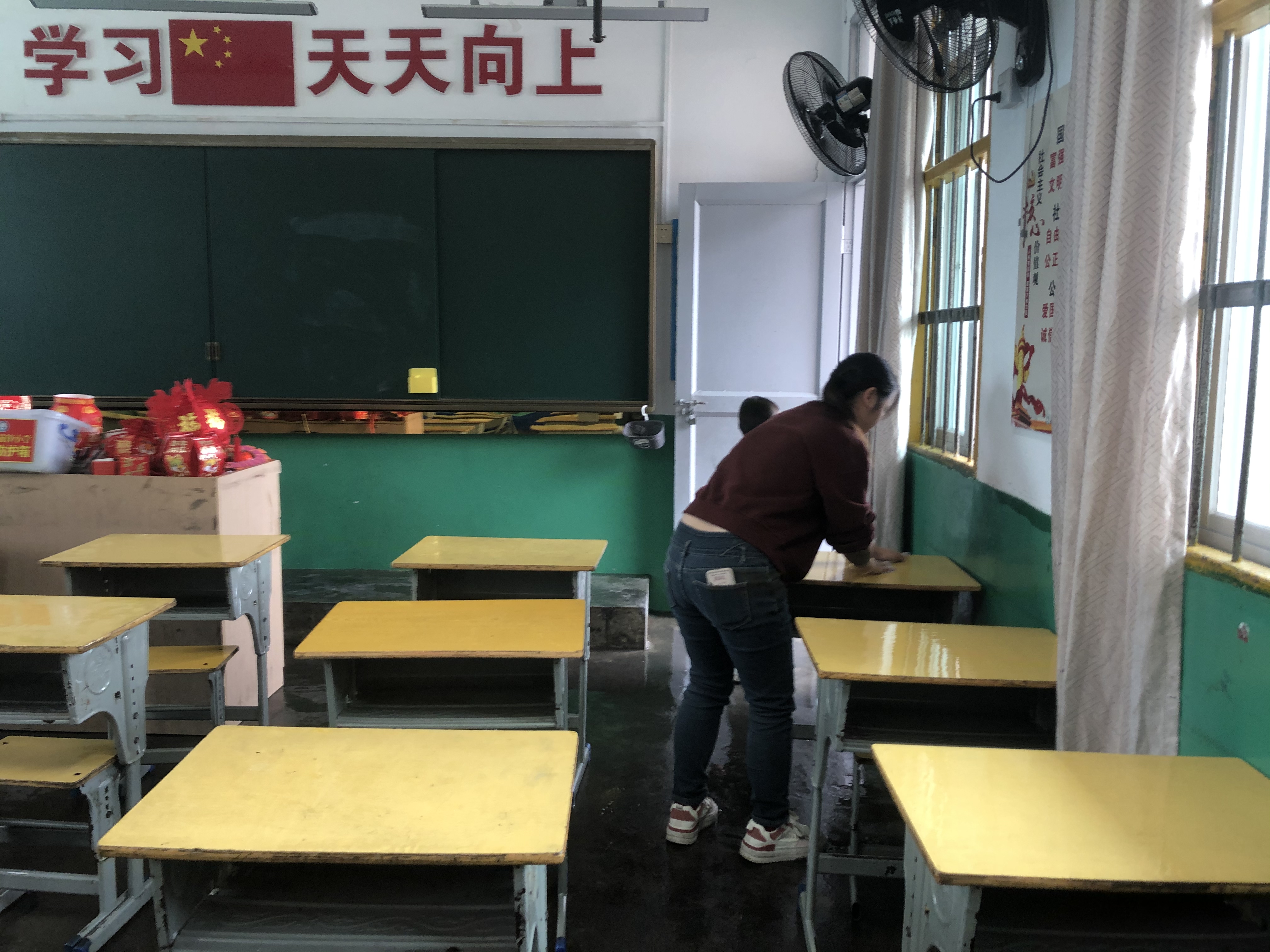 80后学校大扫除图片