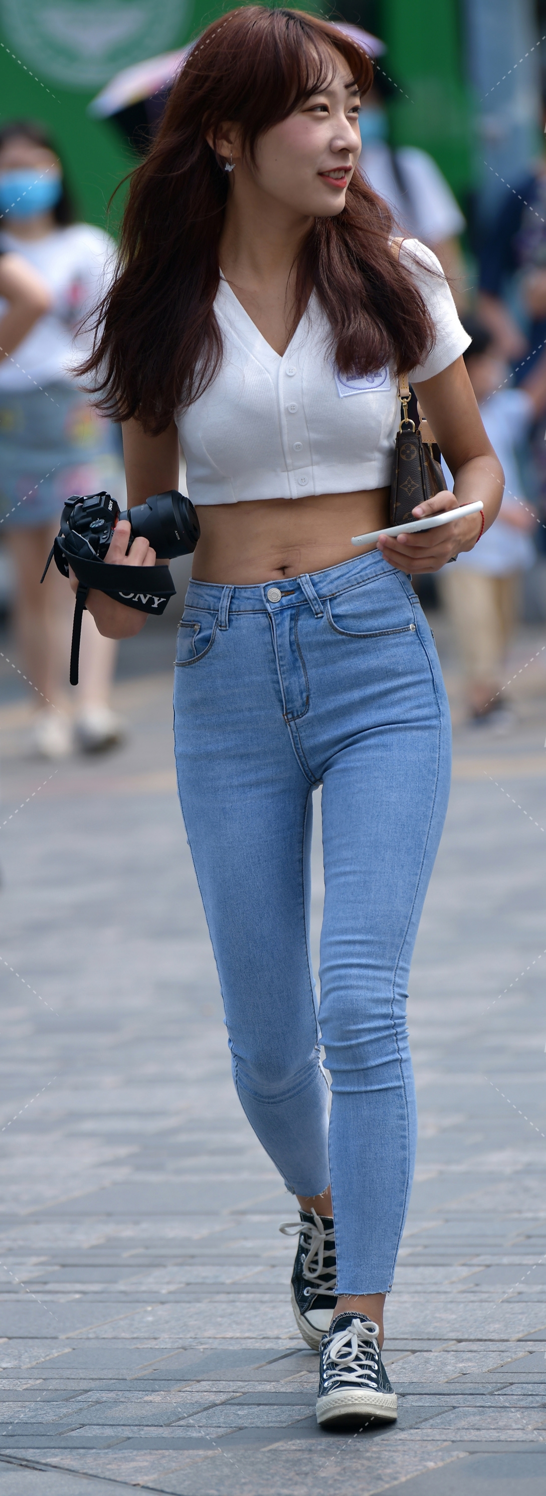 帆布鞋与小脚牛仔裤的搭配,既好看又实用