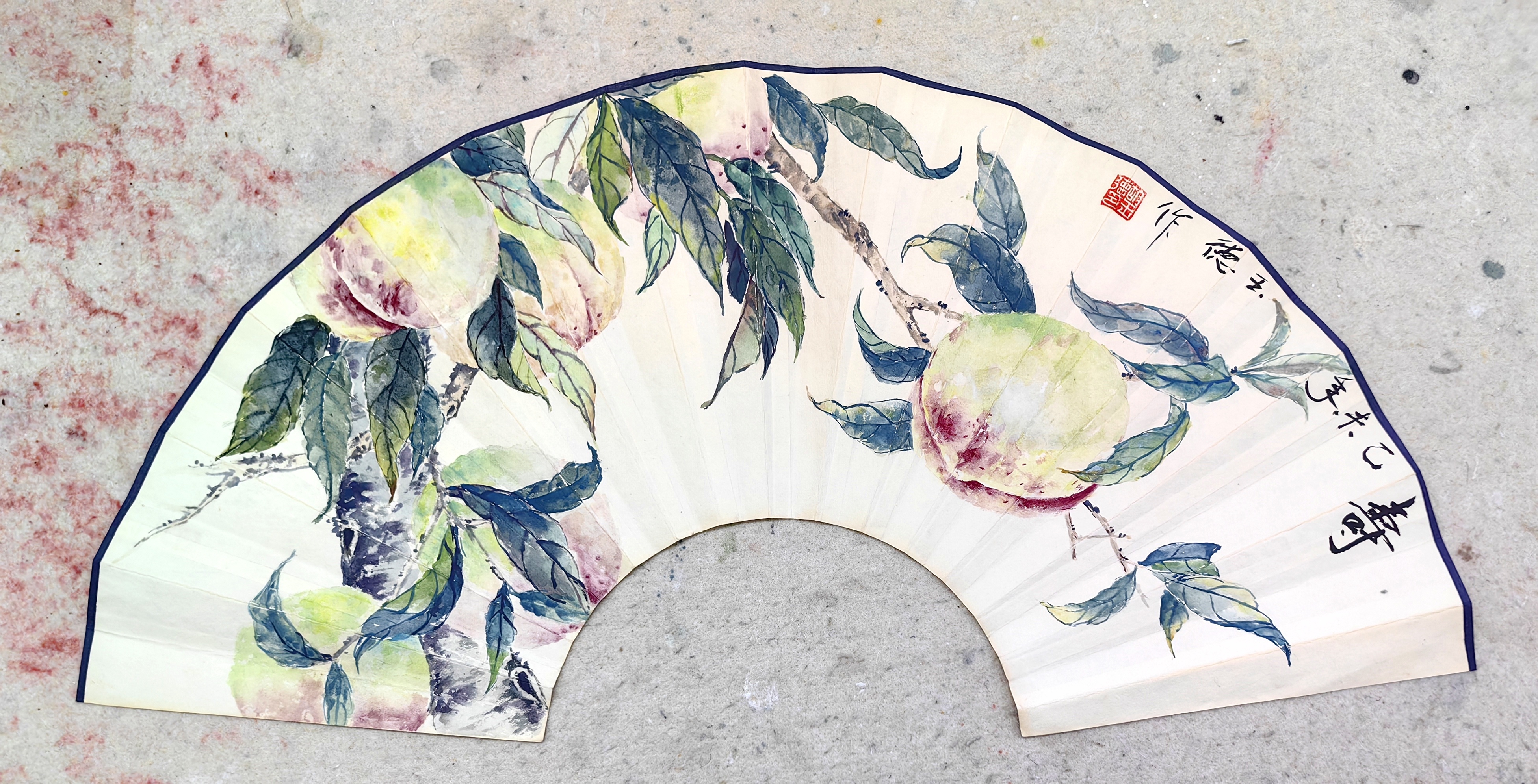 扇面寿桃国画 在神话传说中,西王母娘娘的蟠桃园有三千六百株蟠桃