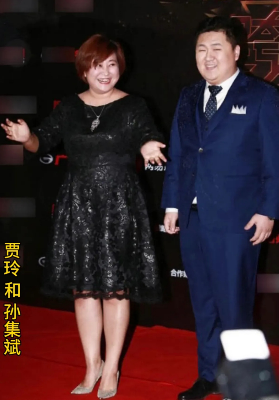 深入探讨了贾玲取得巨大成功背后的两大关键人物:冯巩与孙集斌