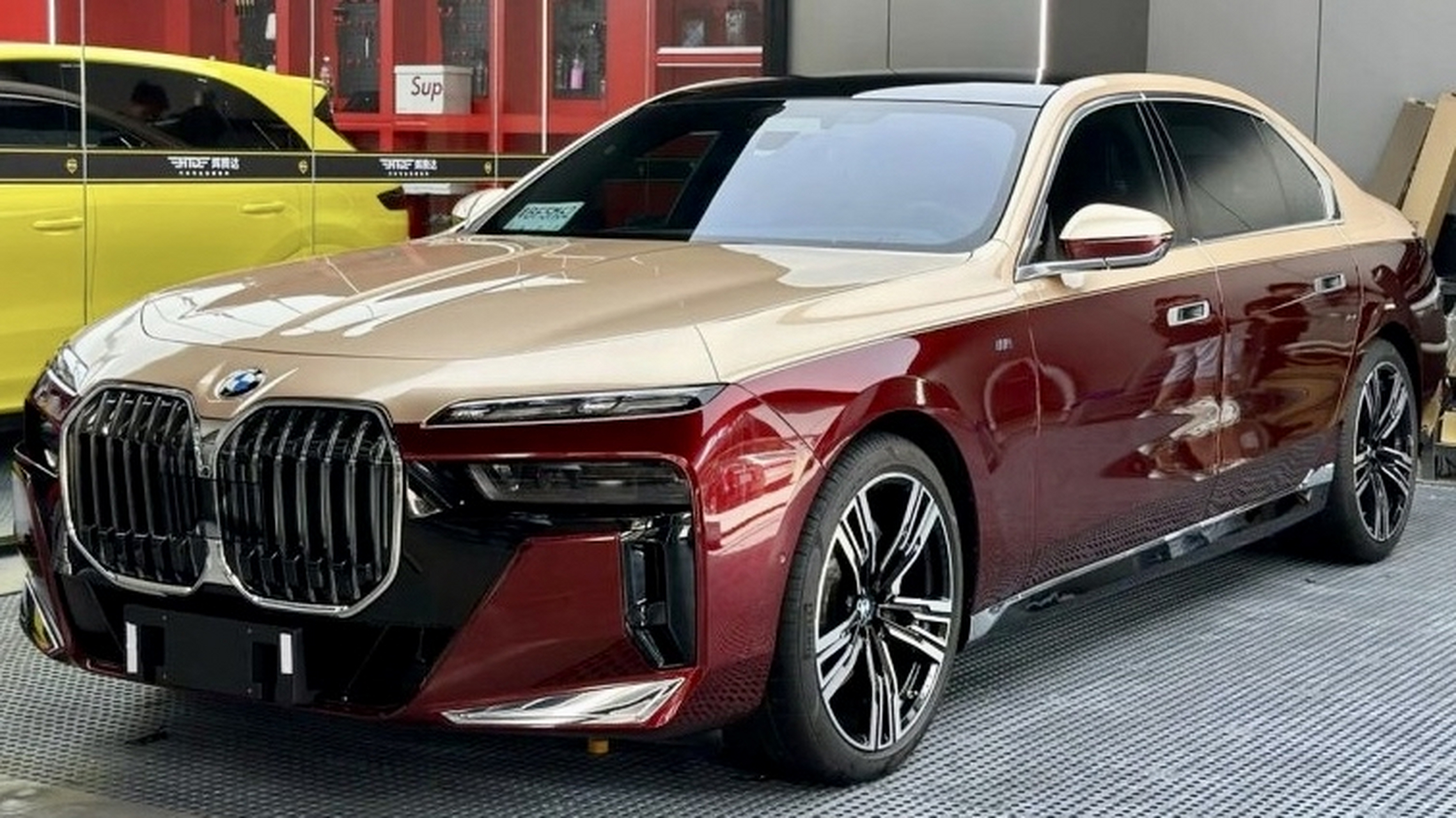 双拼色的新款宝马7系,金色和大红色搭配的车身,高贵典雅,唯美大气