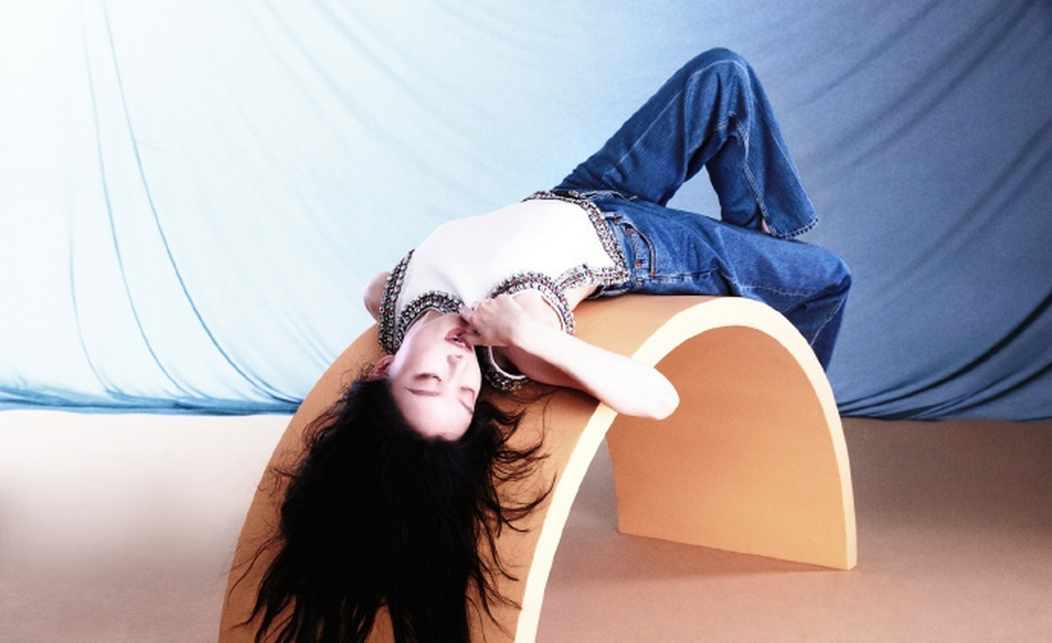 发文集龍卡瓜分百万现金#  倪妮钻石背心  倪妮最新芭莎大片!