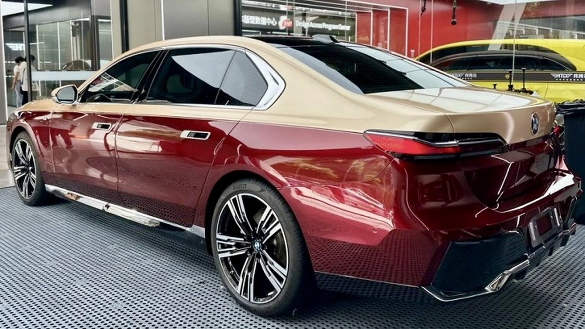 双拼色的新款宝马7系,金色和大红色搭配的车身,高贵典雅,唯美大气