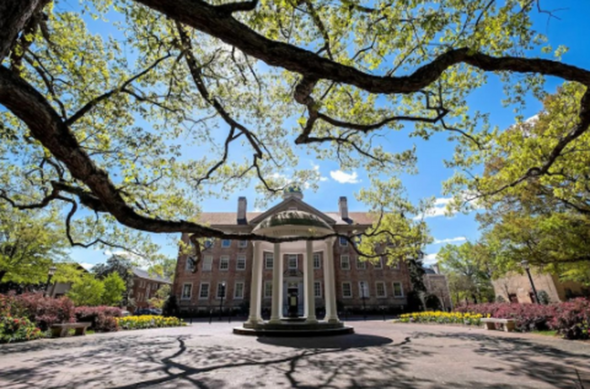 北卡罗来纳大学教堂山分校(unc)是美国历史上第一所公立大学,被誉为"