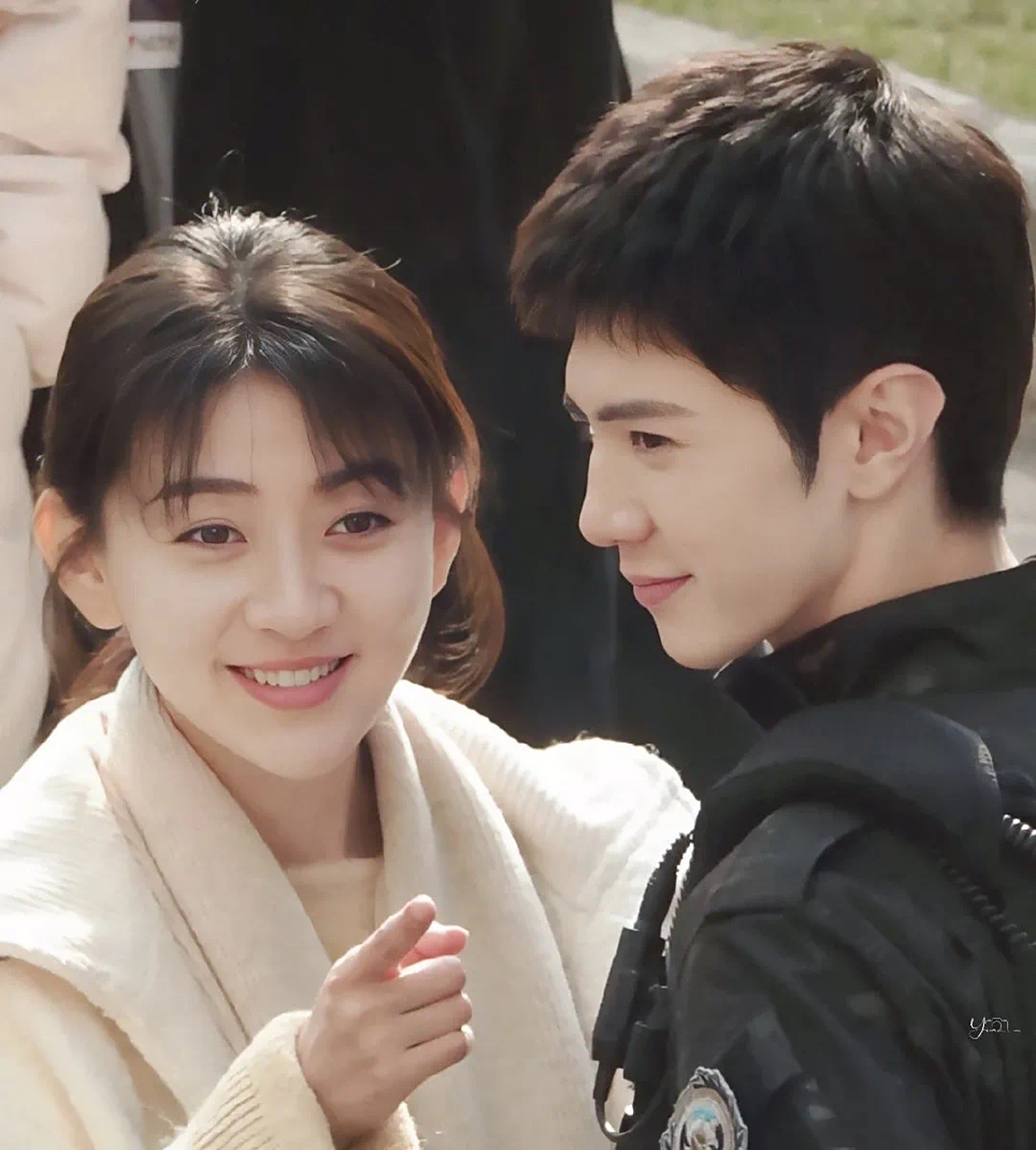 陈哲远和梁洁关系挺暧昧的,一前一后去国外旅游,社交平台同ip不说