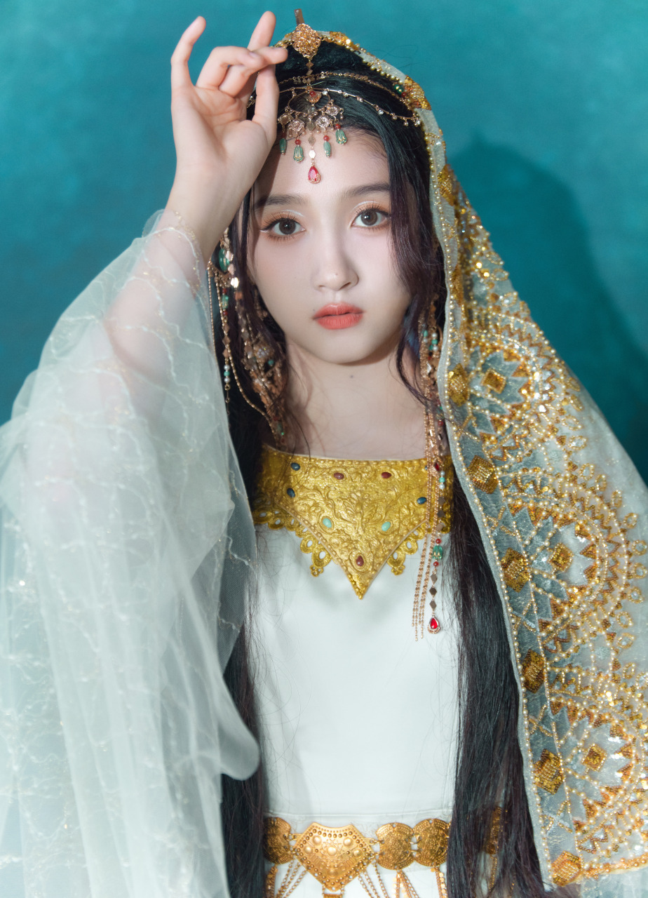 关晓彤异域公主的这套造型才是真正的芭比娃娃吧?