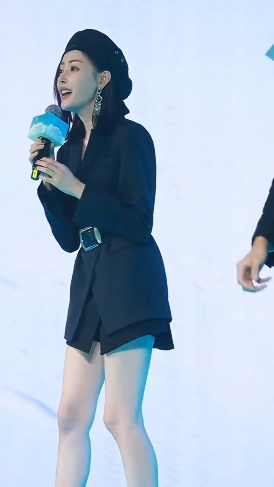 张天爱身穿黑色上衣出席活动太漂亮了吧