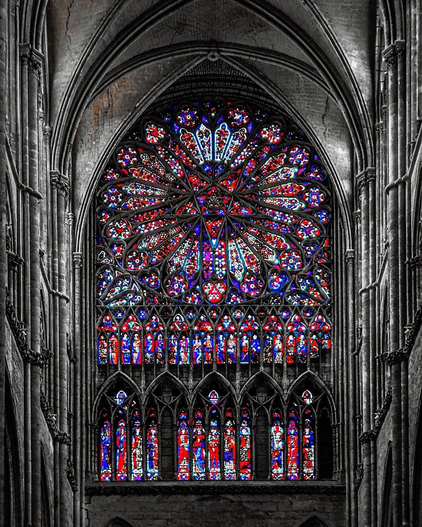玫瑰花窗,作为哥特式建筑的一大特色,尤其在中世纪教堂的正门上方的大