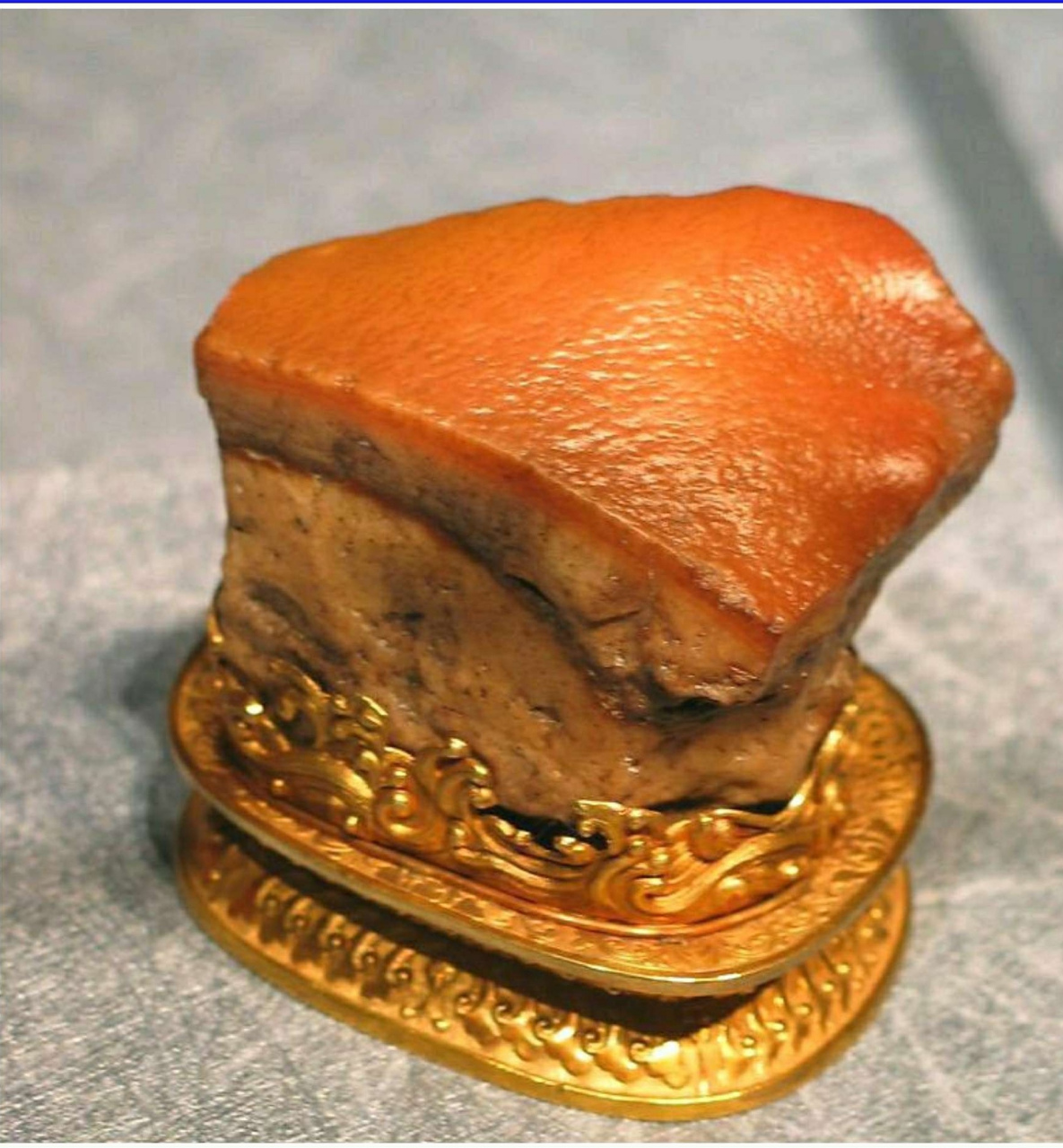 它们一块叫"东坡肉",另一块叫"东坡肘子"是一对姐妹石.