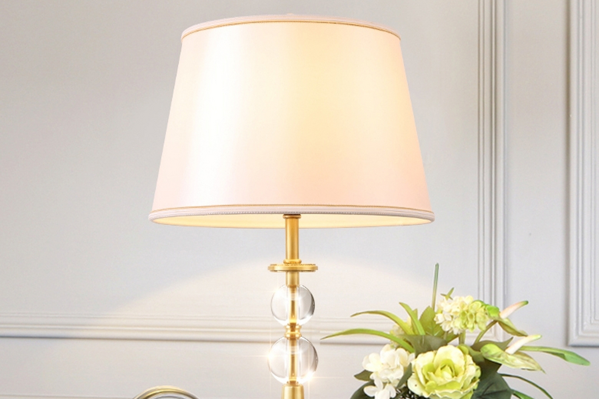 帝拿灯具以其独特的轻奢风格和智能遥控调光等功能性特点,成为越来越