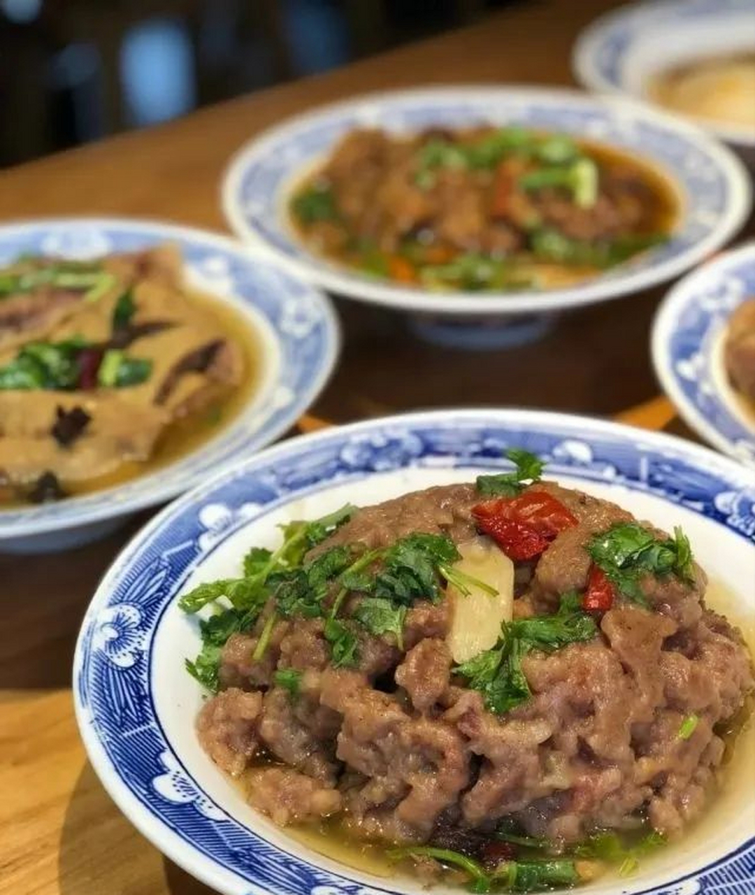 清真八大碗是回族饮食文化的重要组成部分,由炖牛肉,炖羊肉等八种菜肴