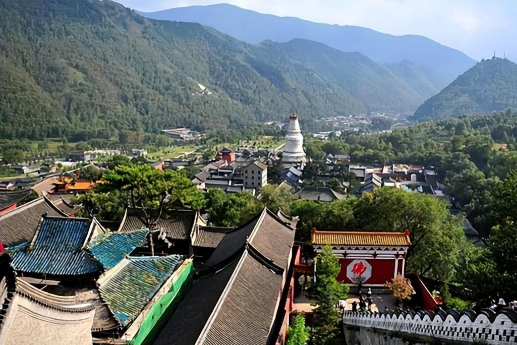 纪实:中国的潭柘寺,庙不大,却有武警24小时站岗,有何"过人"之处?