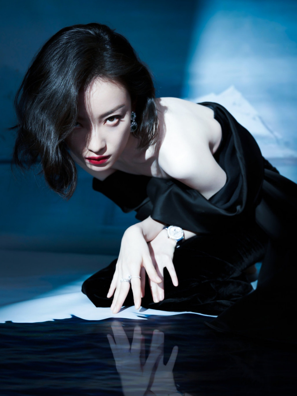 倪妮风情万种,媚而不俗.