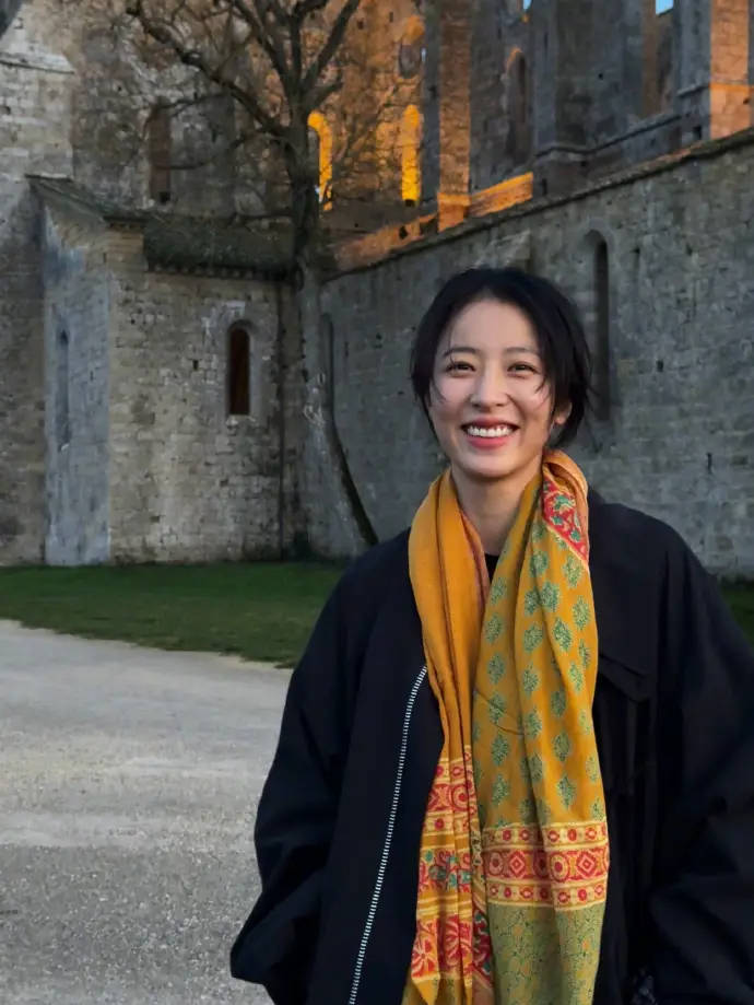 周雨彤米白上衣配红裙,阳光洒落如油画,温柔唯美成焦点