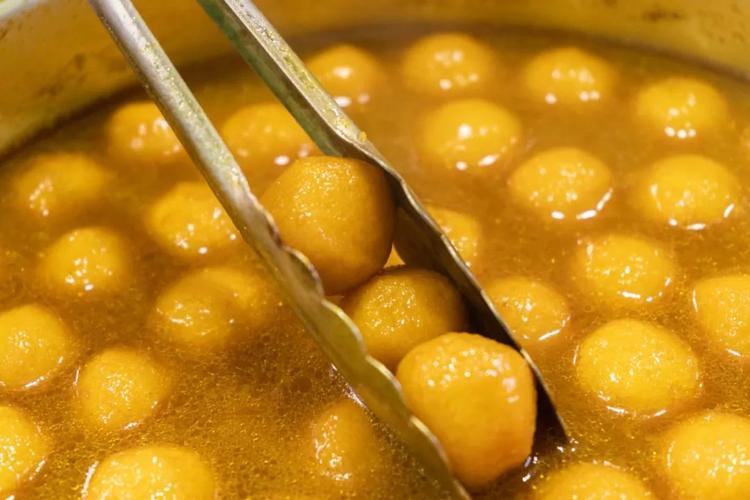 淡水酥丸,惠州惠阳的经典美食!精选猪肉,匠人巧手,金黄酥脆,鲜美诱人