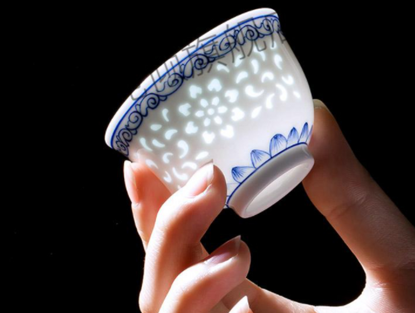 这个杯子,浑身布满小孔,却在倒满水后,丝毫不漏.