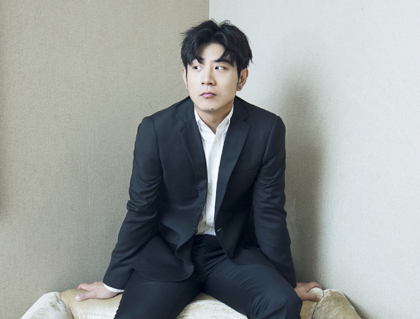 高晓攀从小对曲艺有兴趣,8岁开始学习相声,经历了艰苦的学习和演出,在