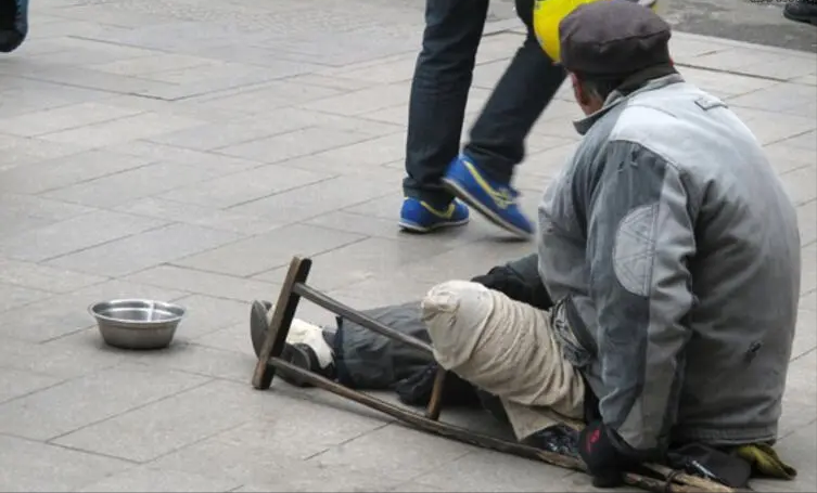 16年广州男子买菜时偶遇双脚被截断的乞丐竟是失踪12年的同学