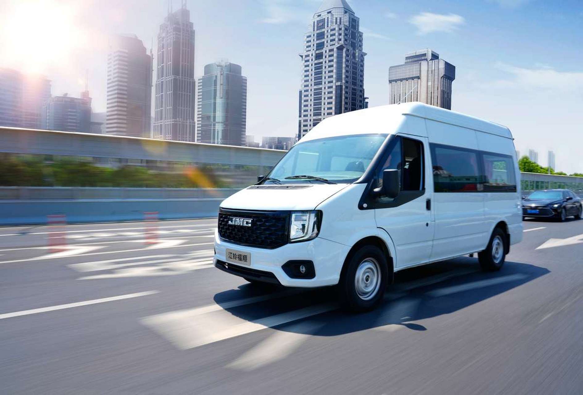 江铃福顺轻客是物流运输领域的优选,具备大空间,强动力和稳定后驱的