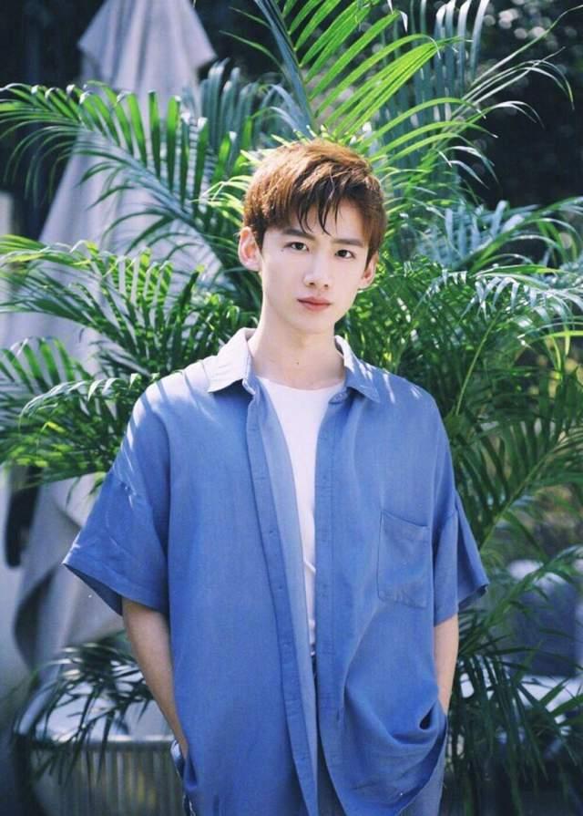 白敬亭风波后首露面,包裹严实情绪不高,父母担心陪儿子进组