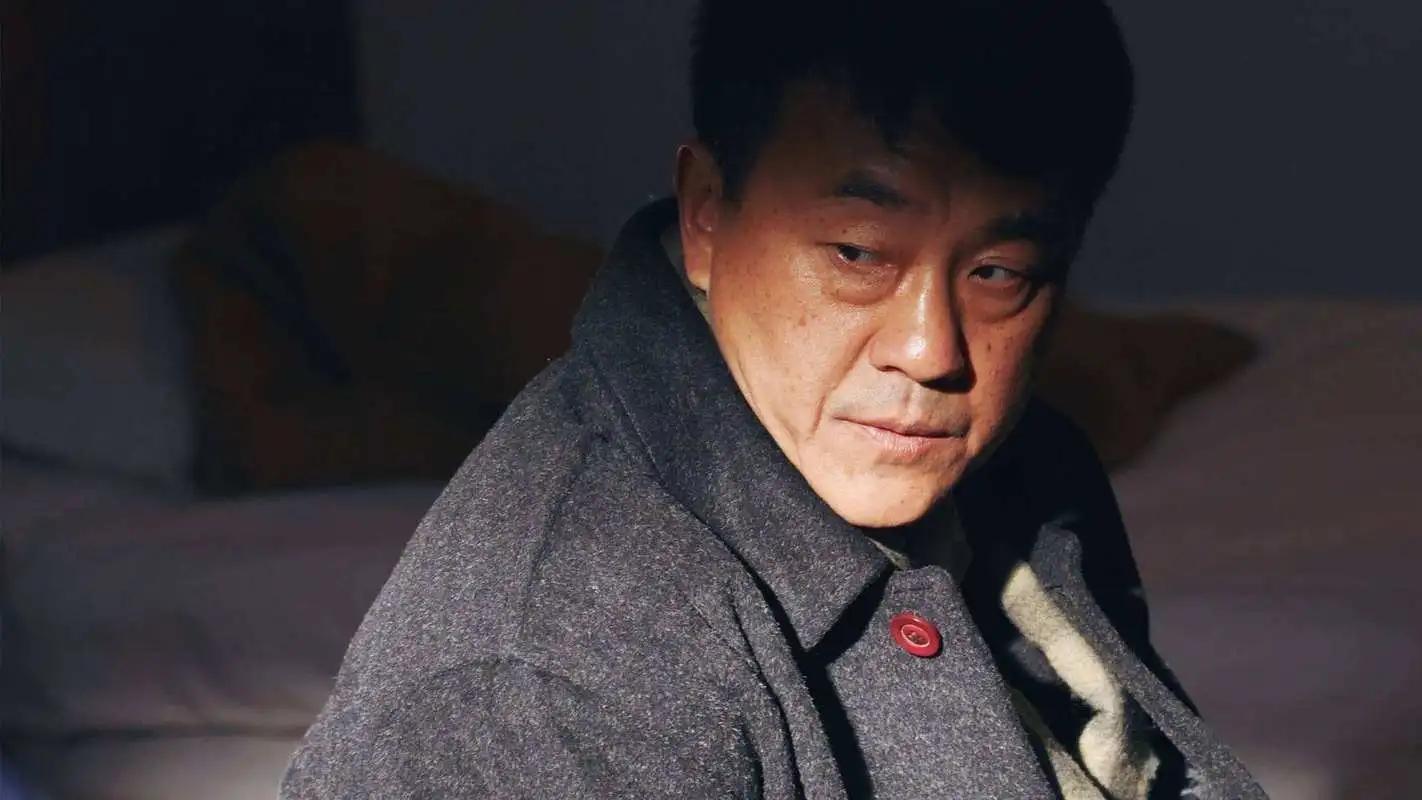 回顾演员何冰为何结婚几十年零绯闻看看他的妻子是谁就明白了