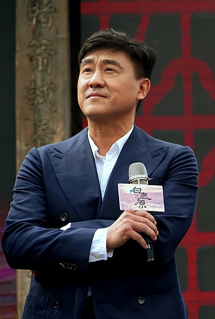 回顾演员何冰为何结婚几十年零绯闻看看他的妻子是谁就明白了