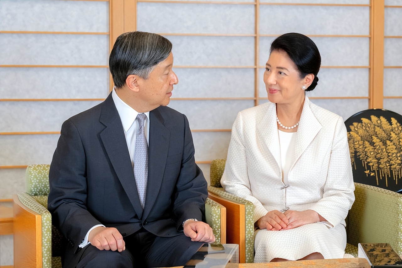 日本德仁天皇64岁生日!和雅子皇后官方生日照出炉,雅子白裙好美