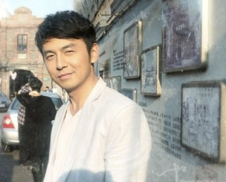 哪怕是与雷佳音齐名"东北男团"的沈腾,好歹曾经也当过军艺校草,年轻时